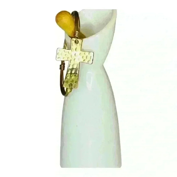 Fashion Jewelry Bangle Bracelet with hammered gold look cross - Picture 1 of 2